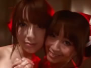 Due ragazze giapponesi che ballano sexy sotto l'olio