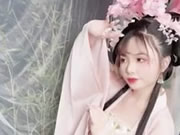 Ragazza cinese carina che scatta foto